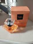 Perfume Trésor caixa aberta