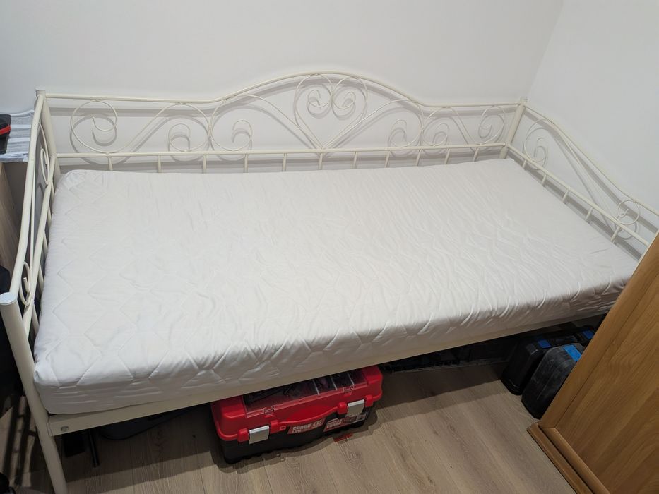 Łóżko jednoosobowe, metalowy stelaż i materac