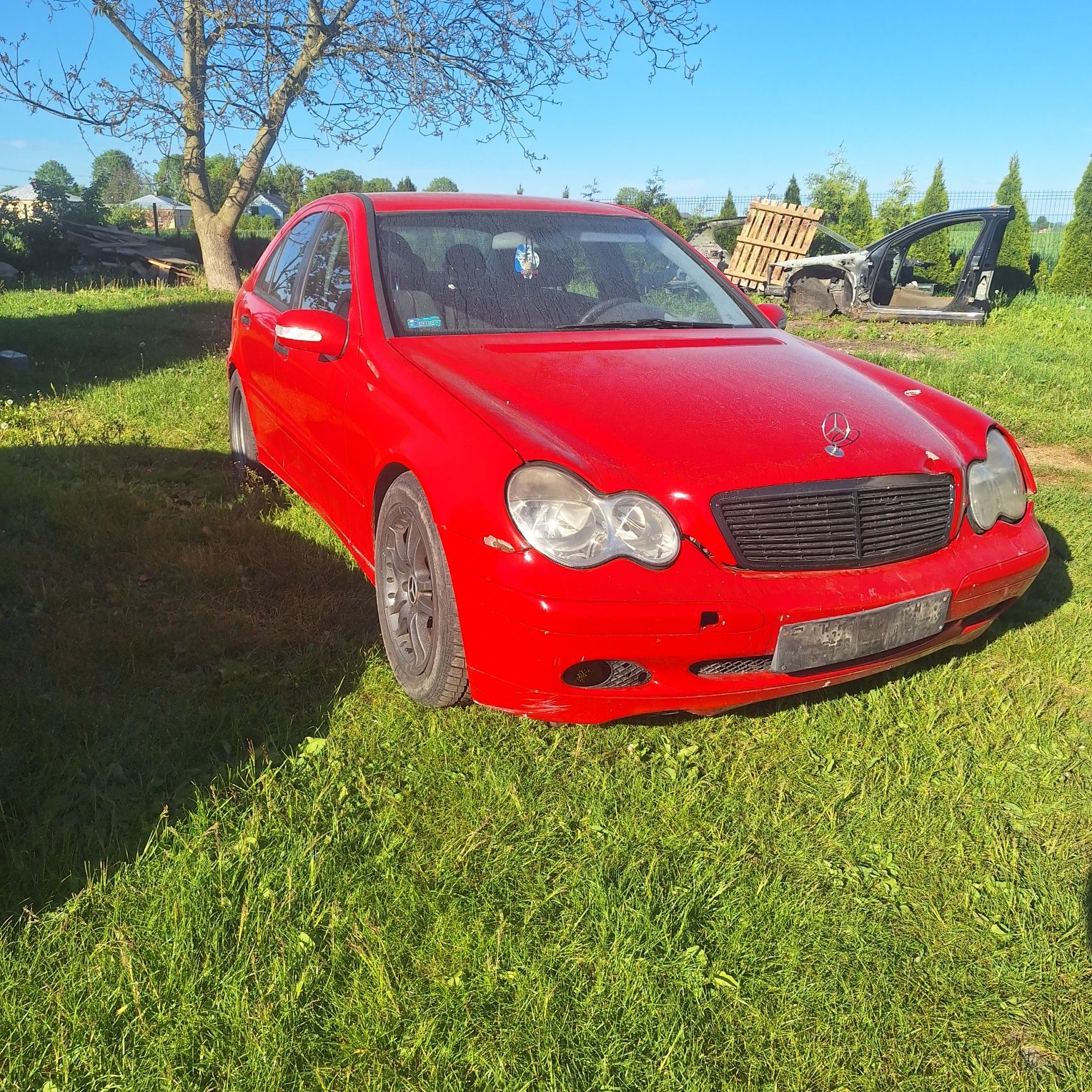 Błotnik prawy przód mercedes w203 c klasa  586