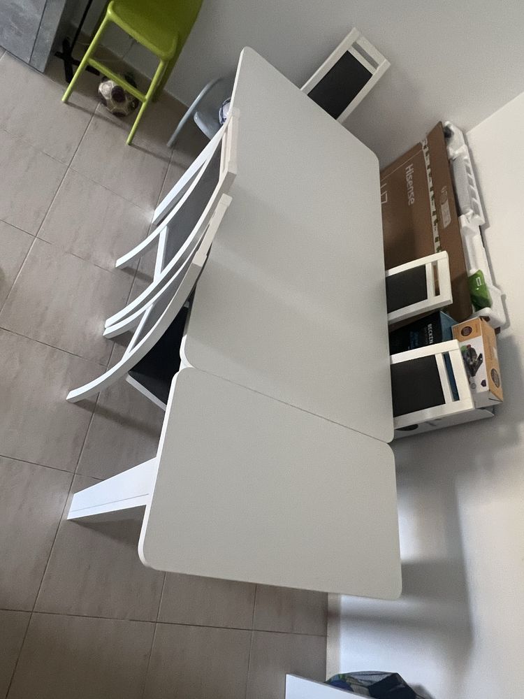 Mesa de jantar e cadeiras