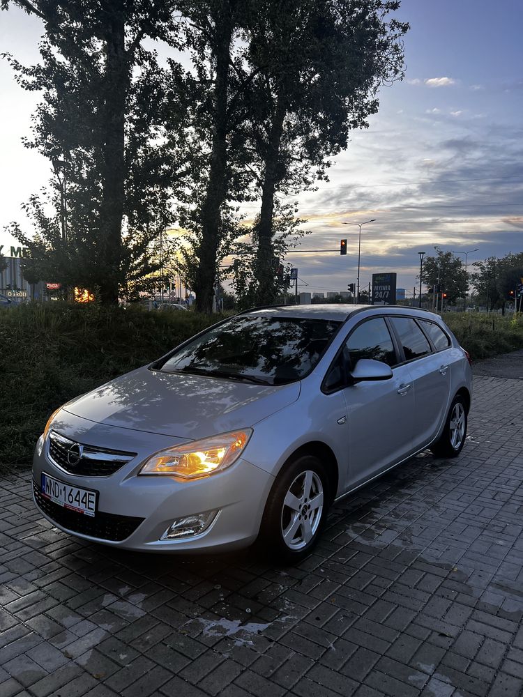 Opel Astra J 1.4t kombi