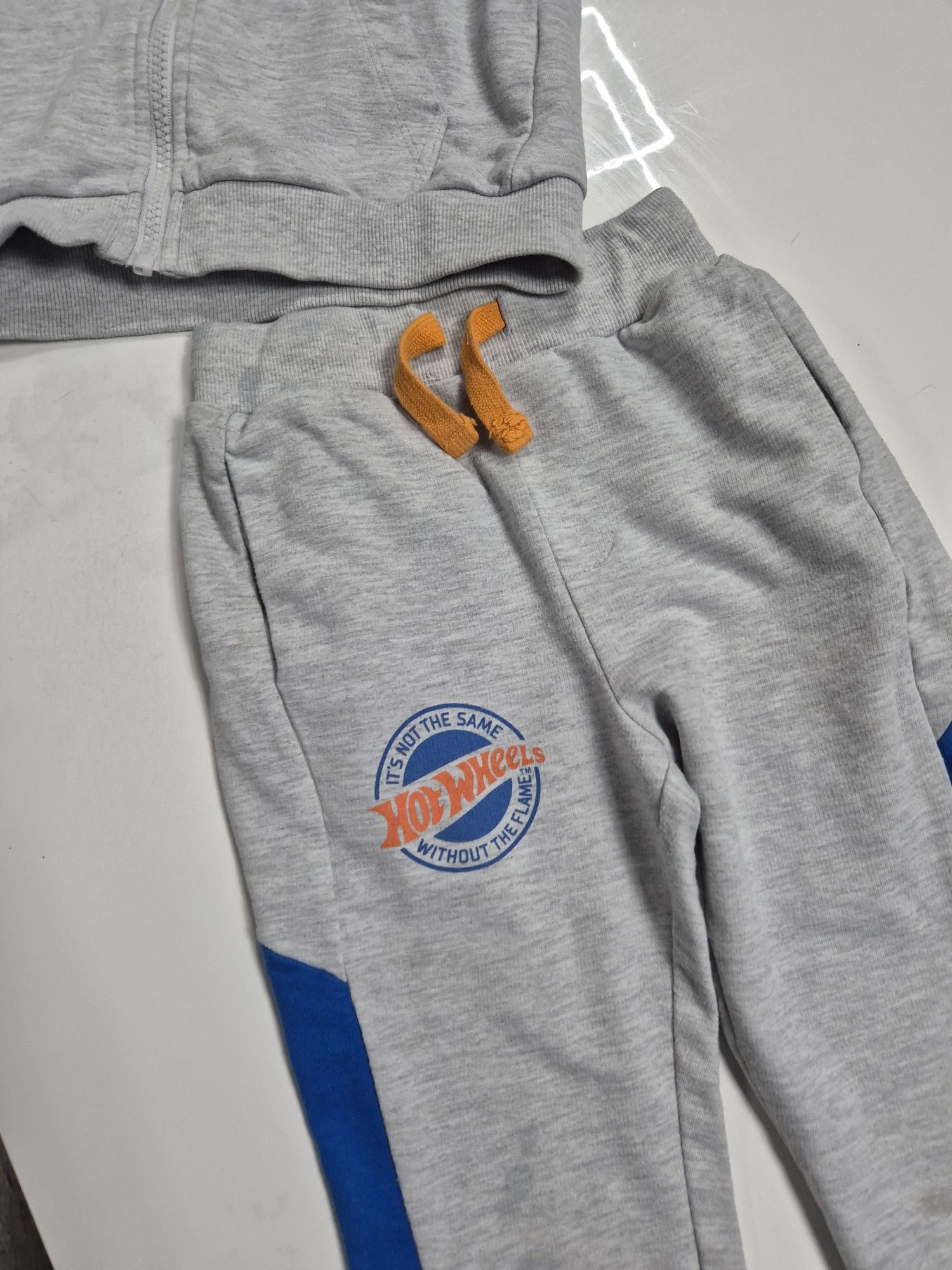 Dres chlopiecy Hot Wheels Sinsay rozmiar 122