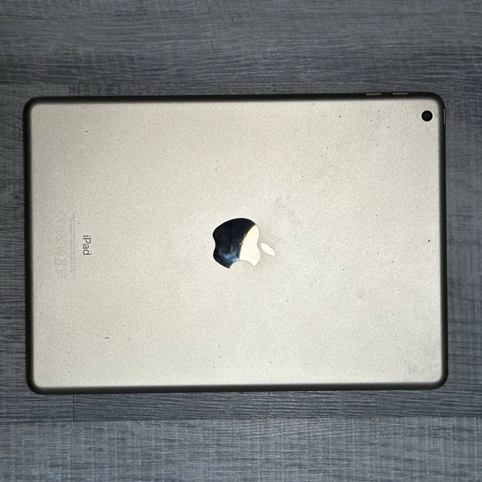 iPad 5th gen 32gb Wi-Fi Gold