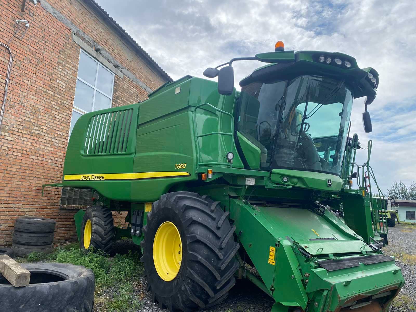 John Deere T660
зернозбиральний комбайн