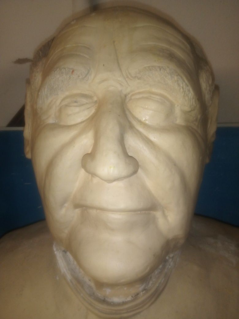 Grande busto em cerâmica- Padre Miguel de João Santos- 1988