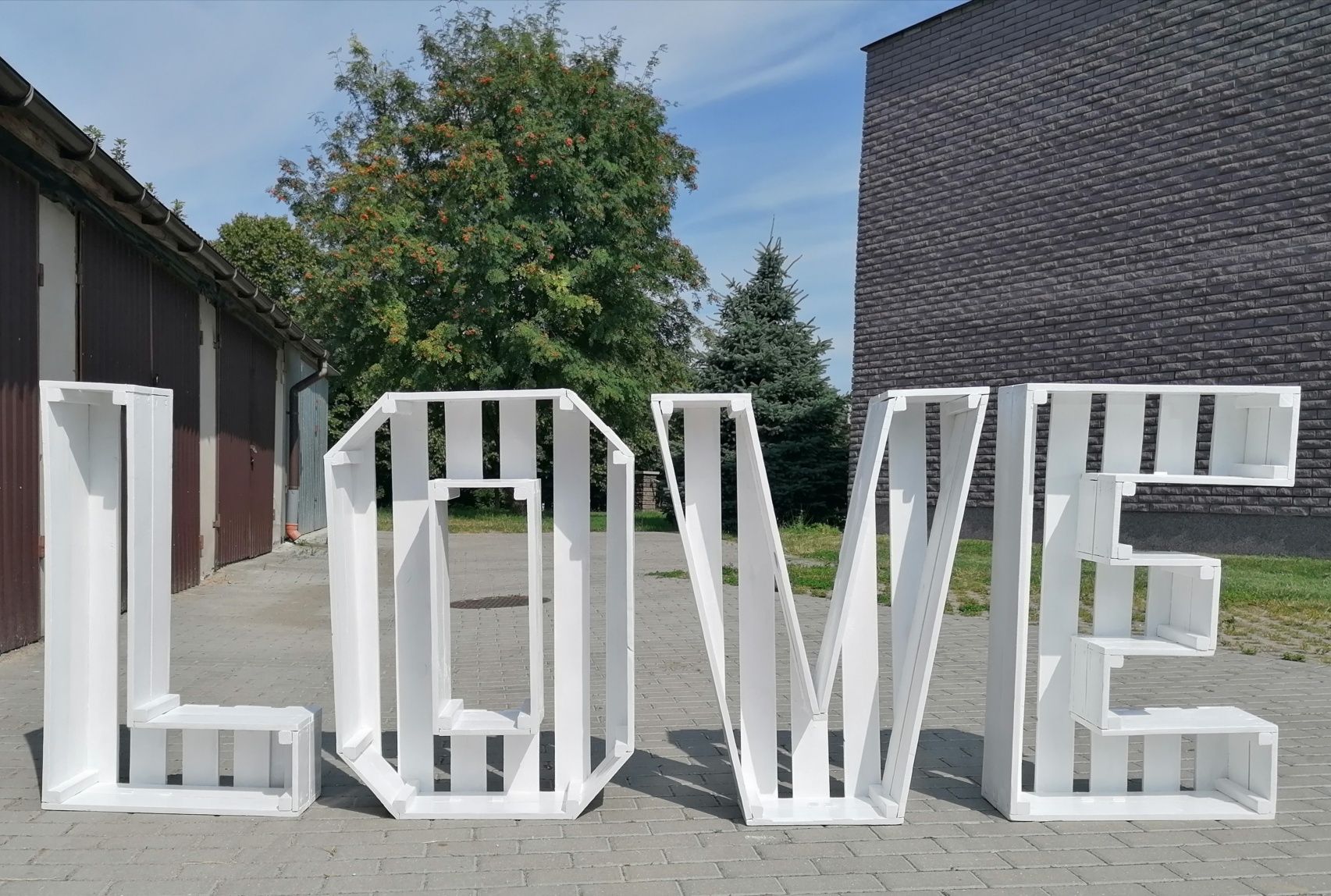 Podświetlany ledowy napis LOVE: biały oraz drewniany