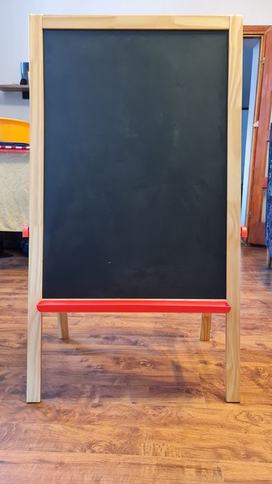 Tablica do rysowania kredą i pisakami, dwu stronna, suchościeralna.