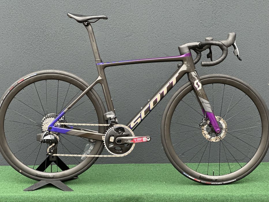 Karbonowy rower szosowy Scott Addict RC Sram Force AXS 12 Syncros r.54