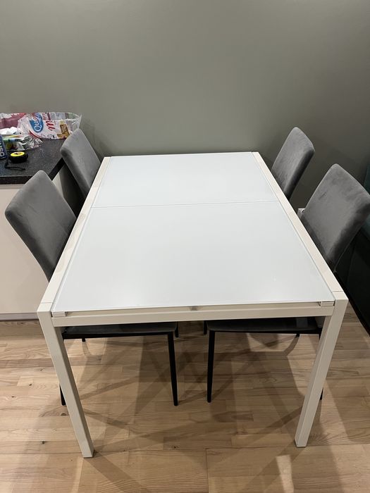 Stół z czterema krzesłami