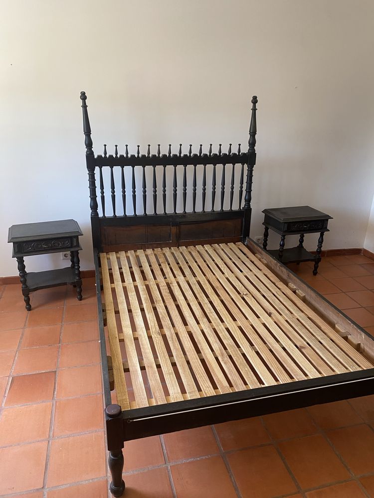 Cama + 2 mesas de cabeceira