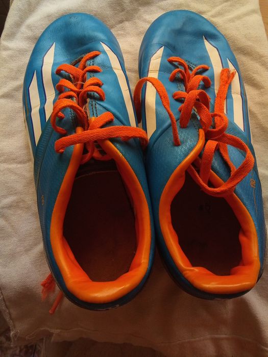 Футбольные бутсы Adidas и Lotto