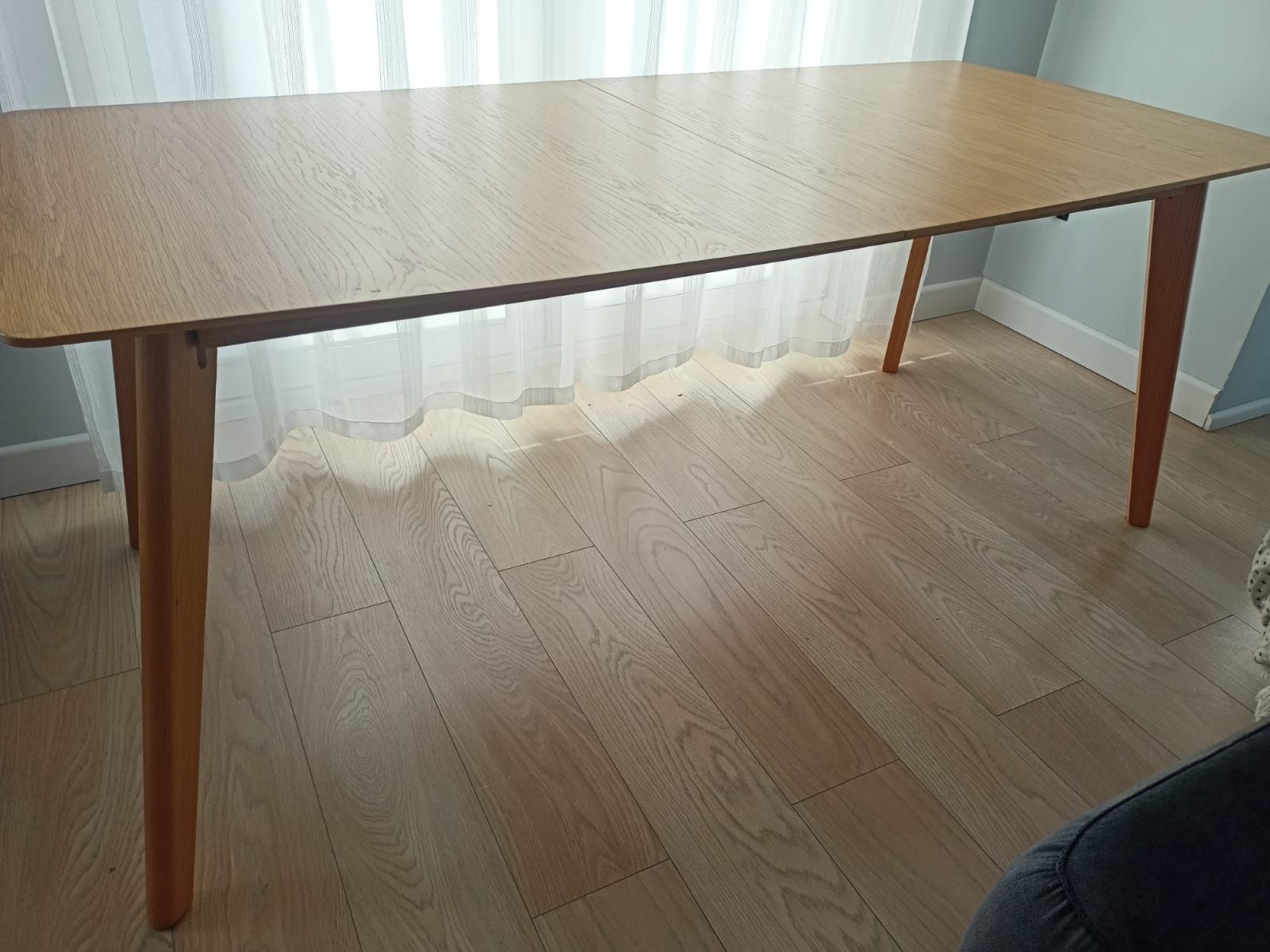 duży stół do jadalni