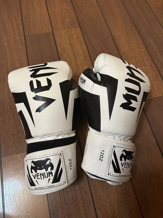 Боксерские перчатки Venum