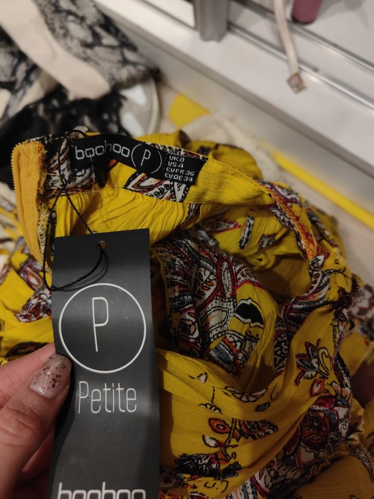 Boohoo żółta sukienka krótka bez pleców z głębokim dekoltem w kwiaty S