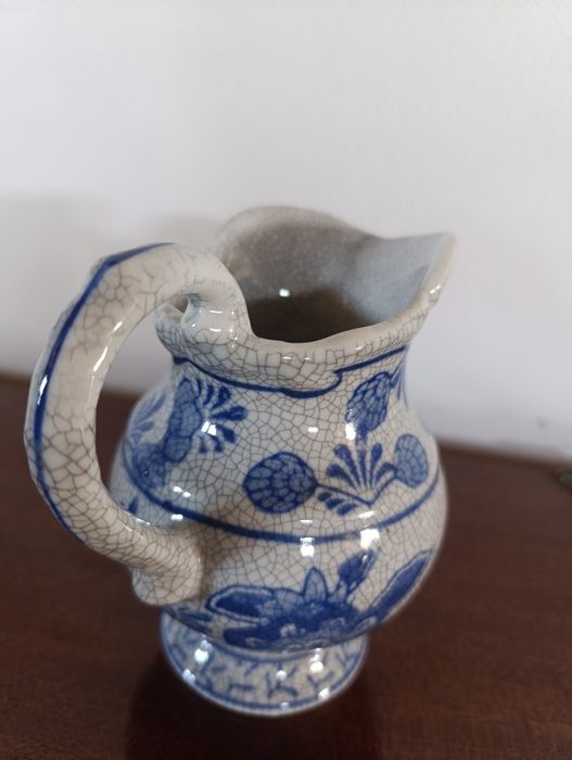 Jarra de cerâmica pintada á mão