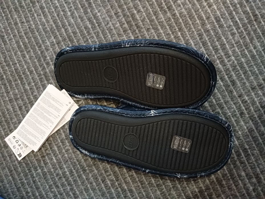 Nowa kapcie damskie w piórka 36/37