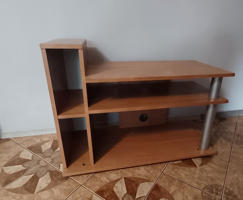 Oddam za darmo używaną szafkę rtv. 
Głebokość 45 cm
Długość 100 cm 
Po