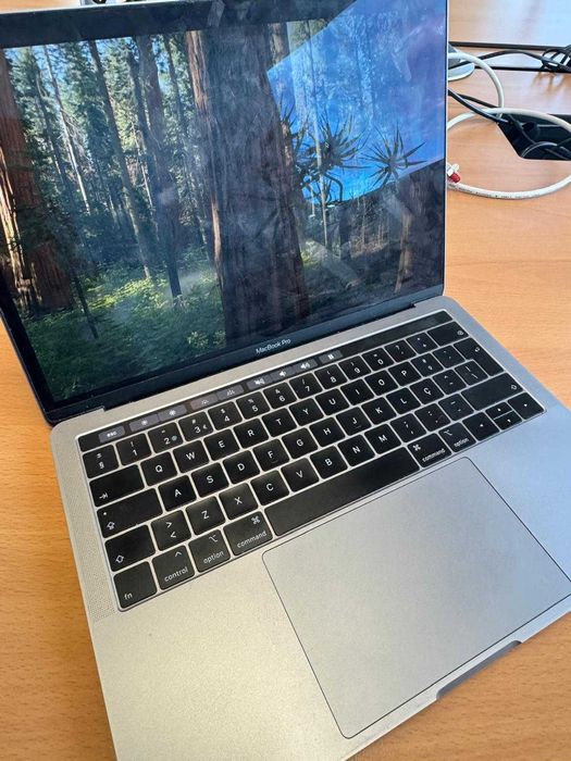 MacBook Pro 13″ 2018 — i5 2.3 GHz | 8 GB RAM | 256 GB SSD | Touch Bar