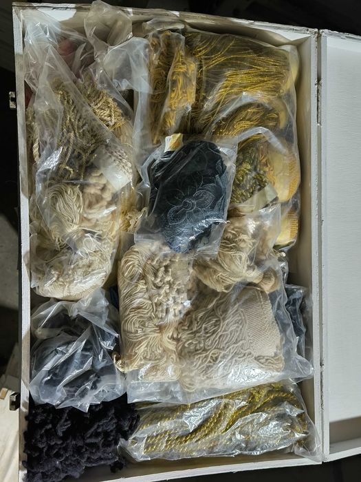 Caixa com materiais para fazer joias