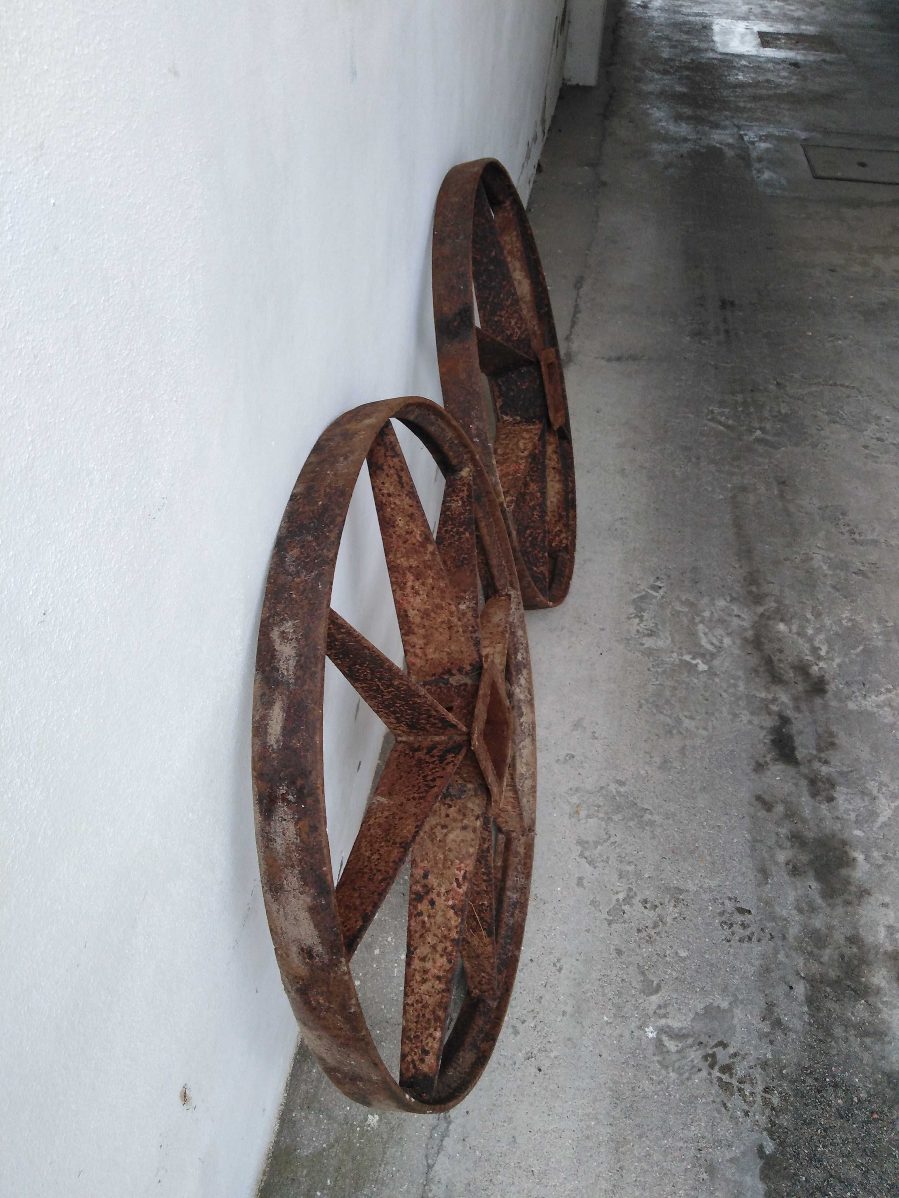 Rodas de carro de bois em ferro.