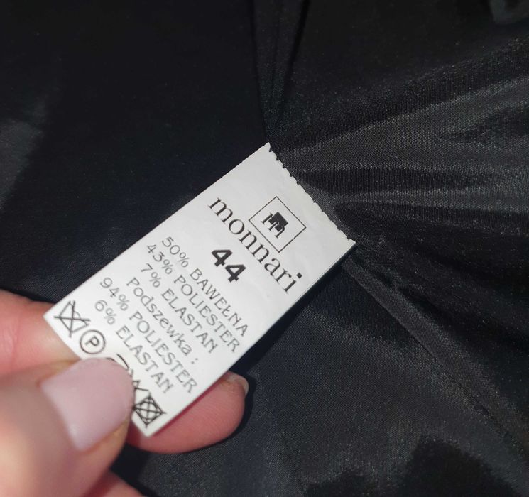 Żakiet z ozdobnymi guzikami od Monnari