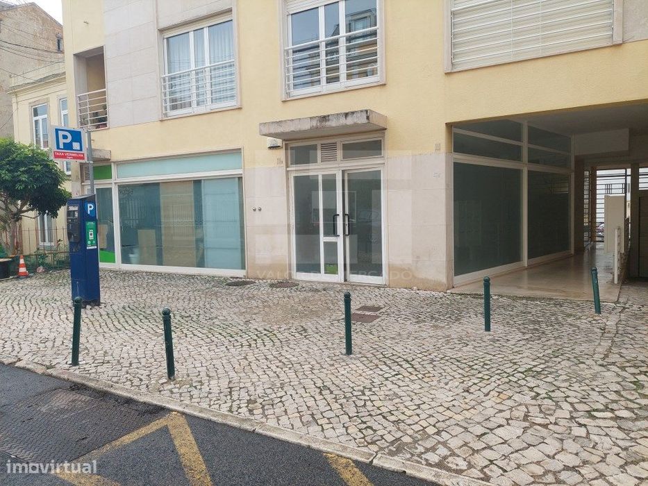 Loja no centro de Alges com 30 m2 + estacionamento privativo + Arre...