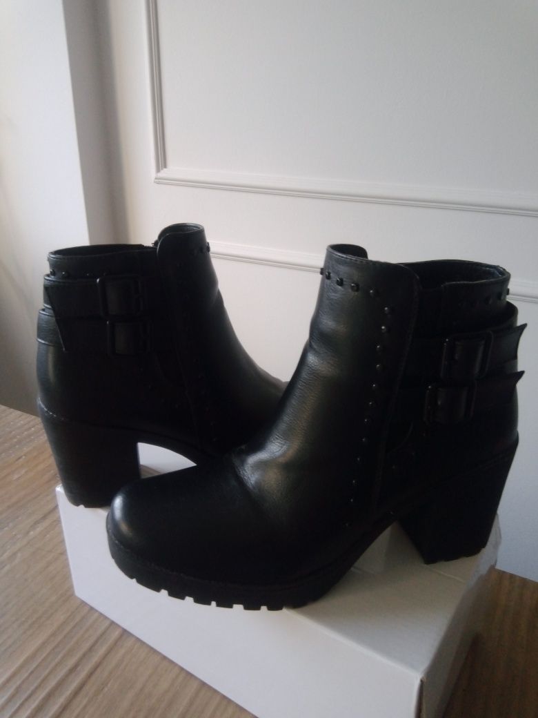 Botas pretas  com fivela 39