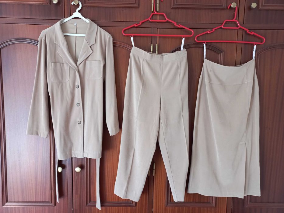 Conjunto Casaco, Calças e Saia Mulher