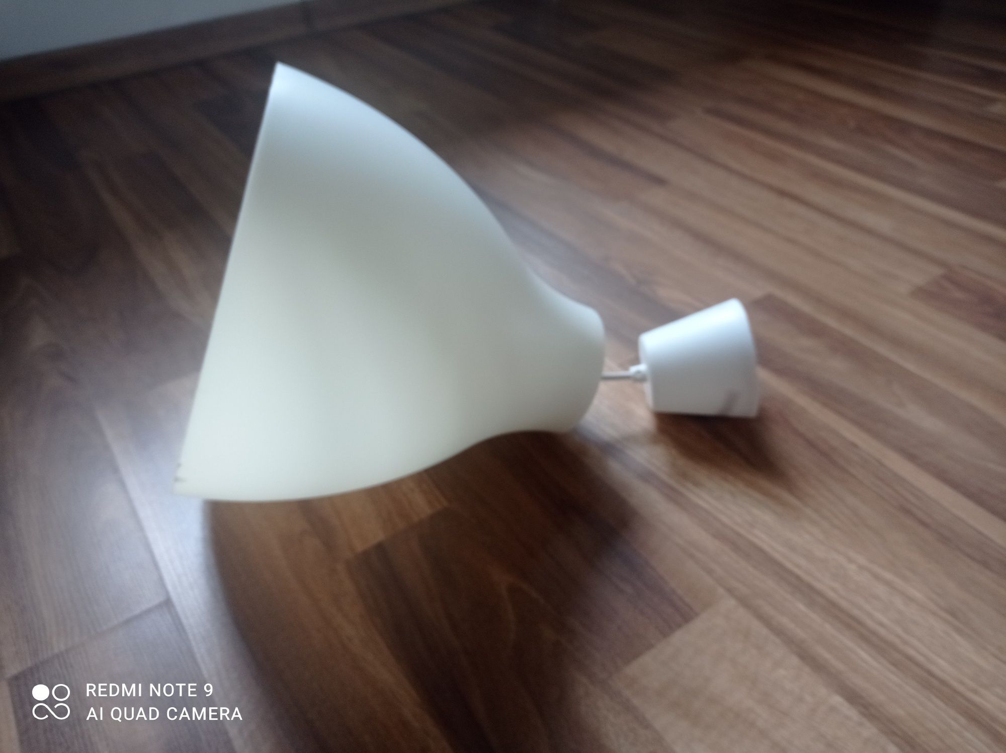 Lampa biała wisząca