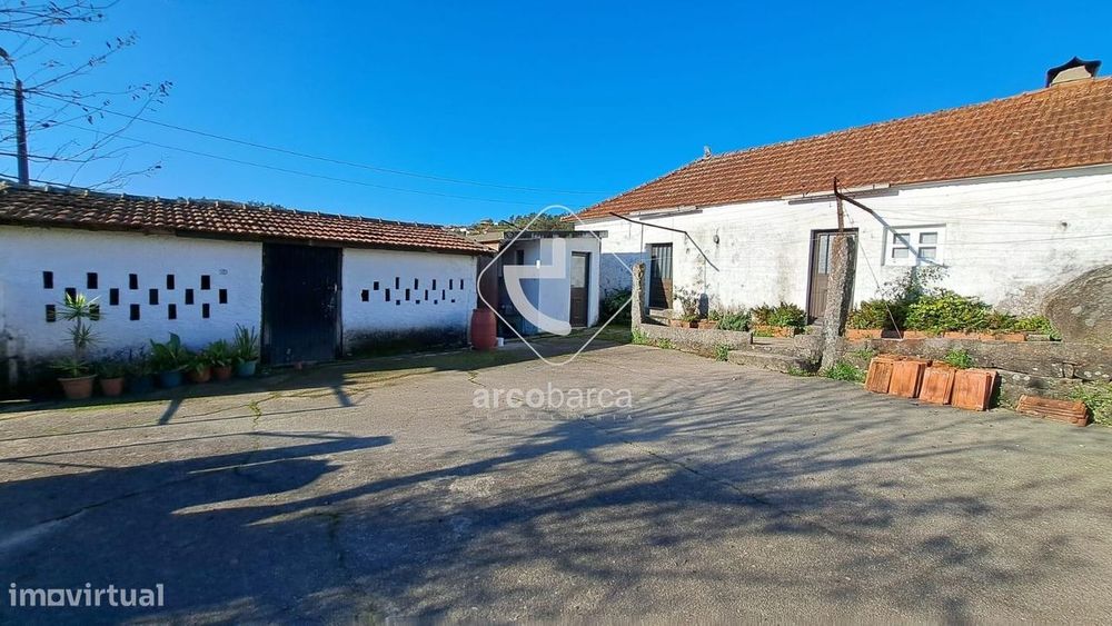 Casa de Campo,em pedra, vários anexos, logradouro, +- 600m2 , Castanhe
