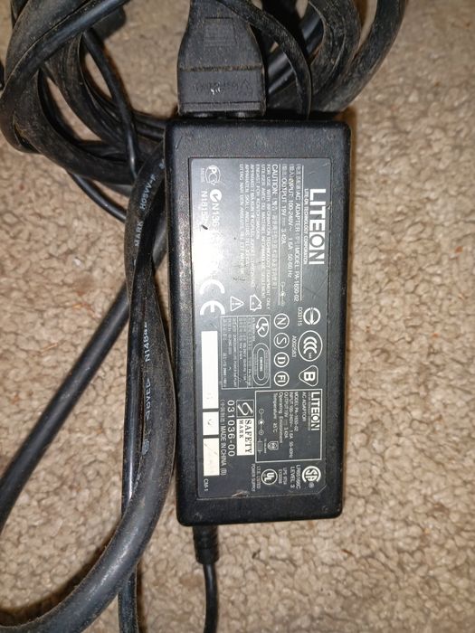 transformador de corrente alternada (AC) da marca Lite-On, modelo PA-1