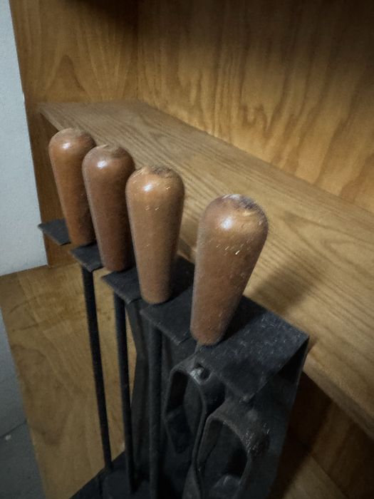 Ferramentas lareira com cabos de madeira