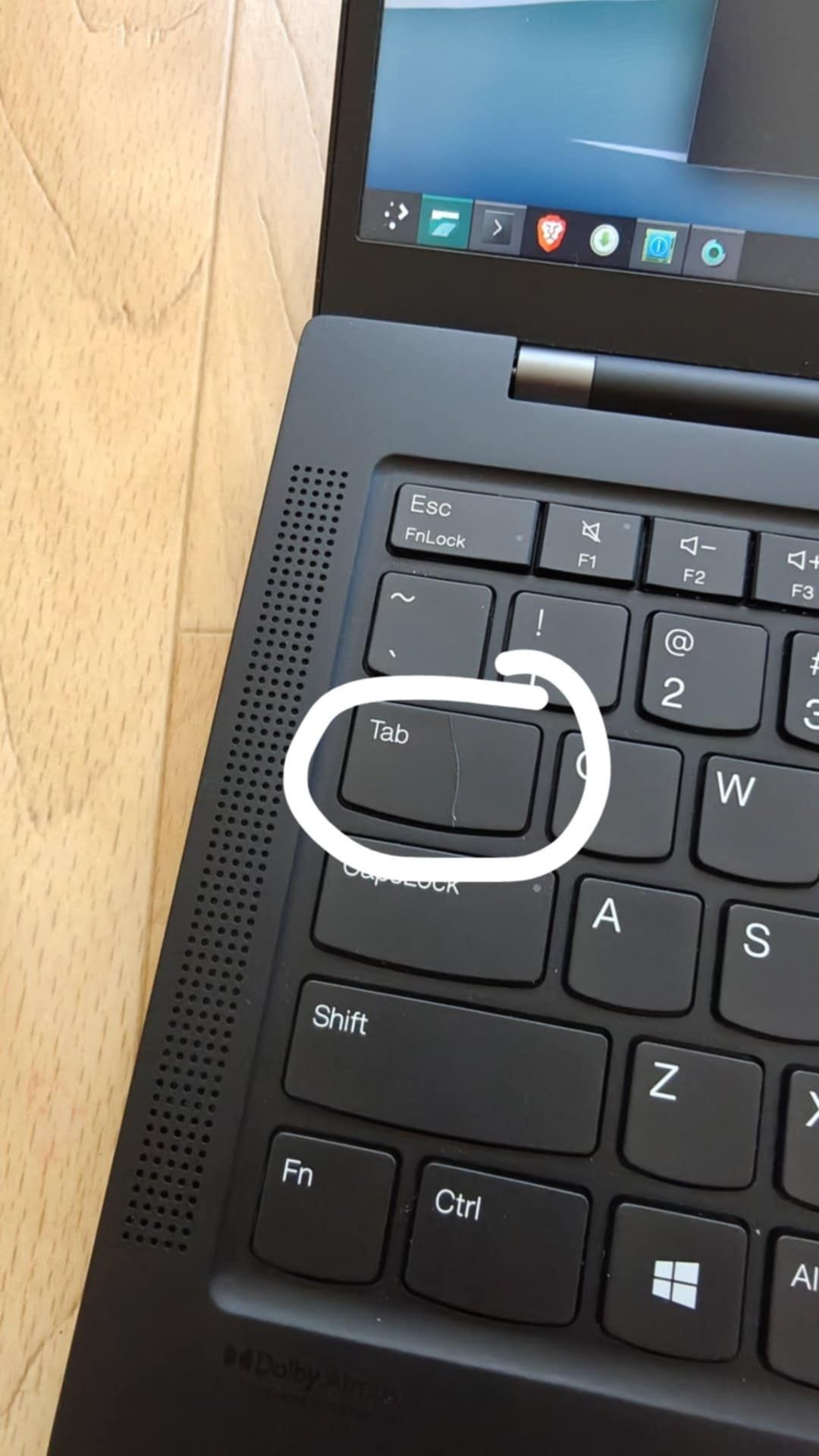 ThinkPad X1 Carbon Gen 9 Carbon + magnesium chassis. 16h na baterii