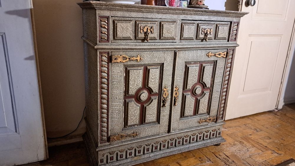 Movel antigo com relevos