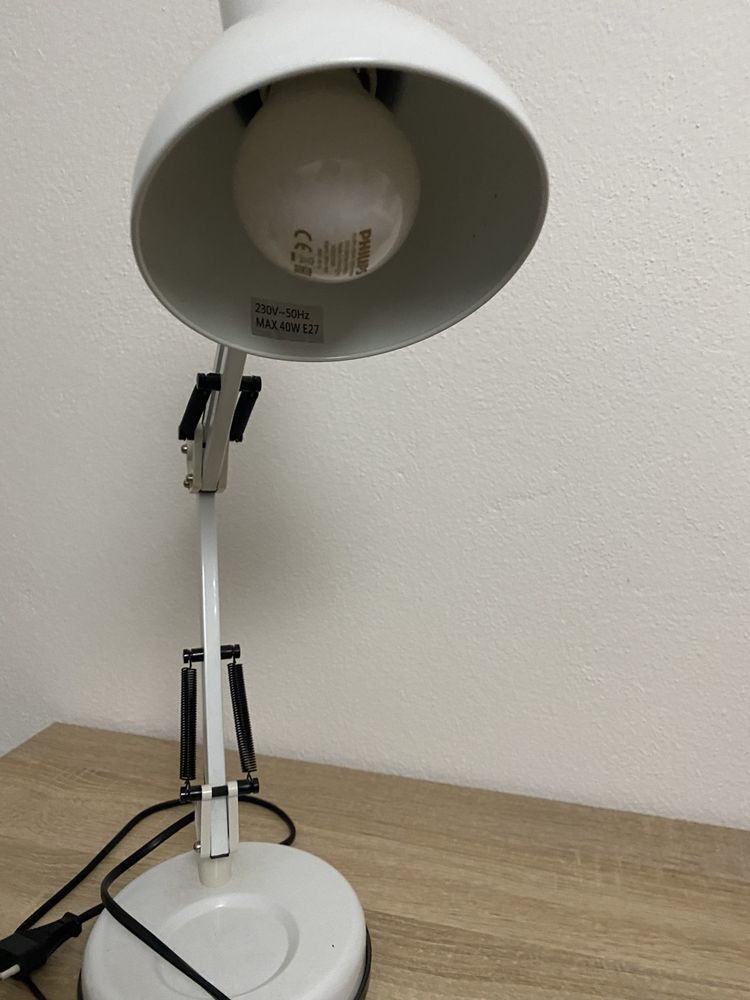 Candeeiro branco de mesa
