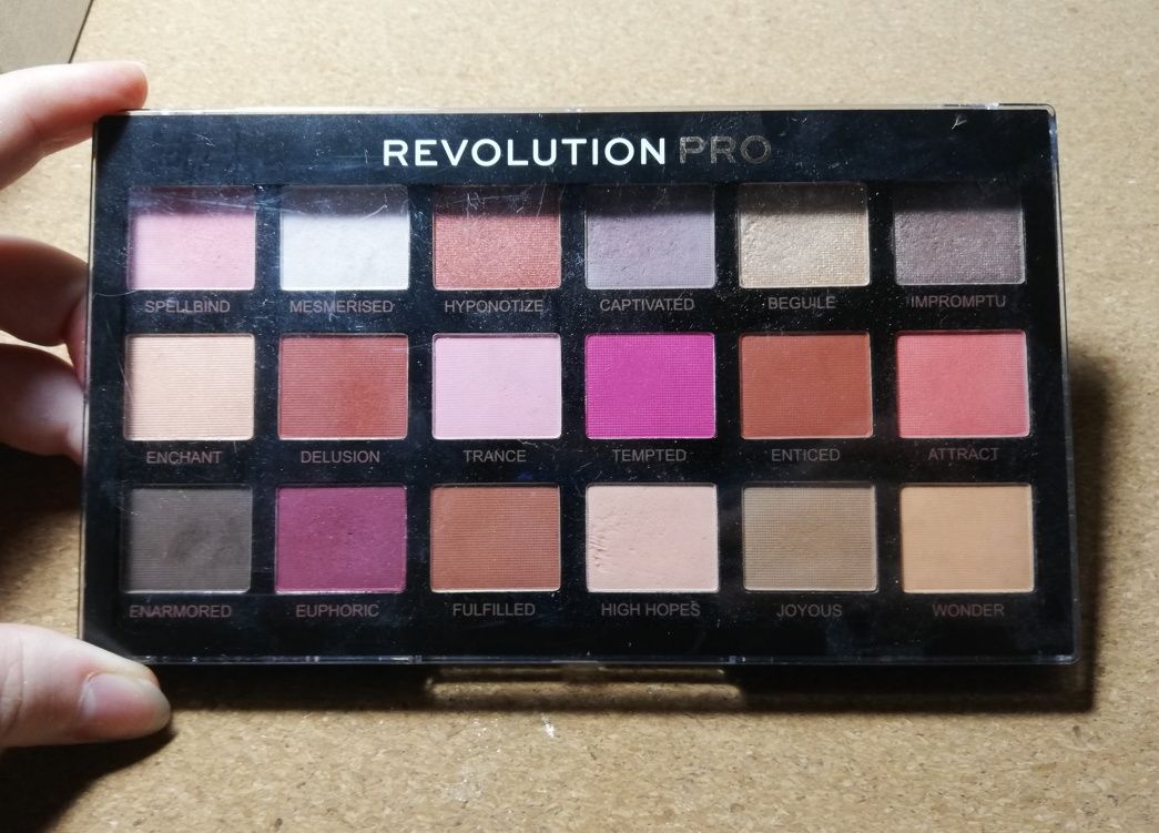 Paleta cieni Revolution PRO Entranced