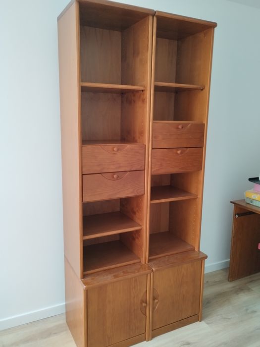 Estantes em madeira maciça em ótimo estado