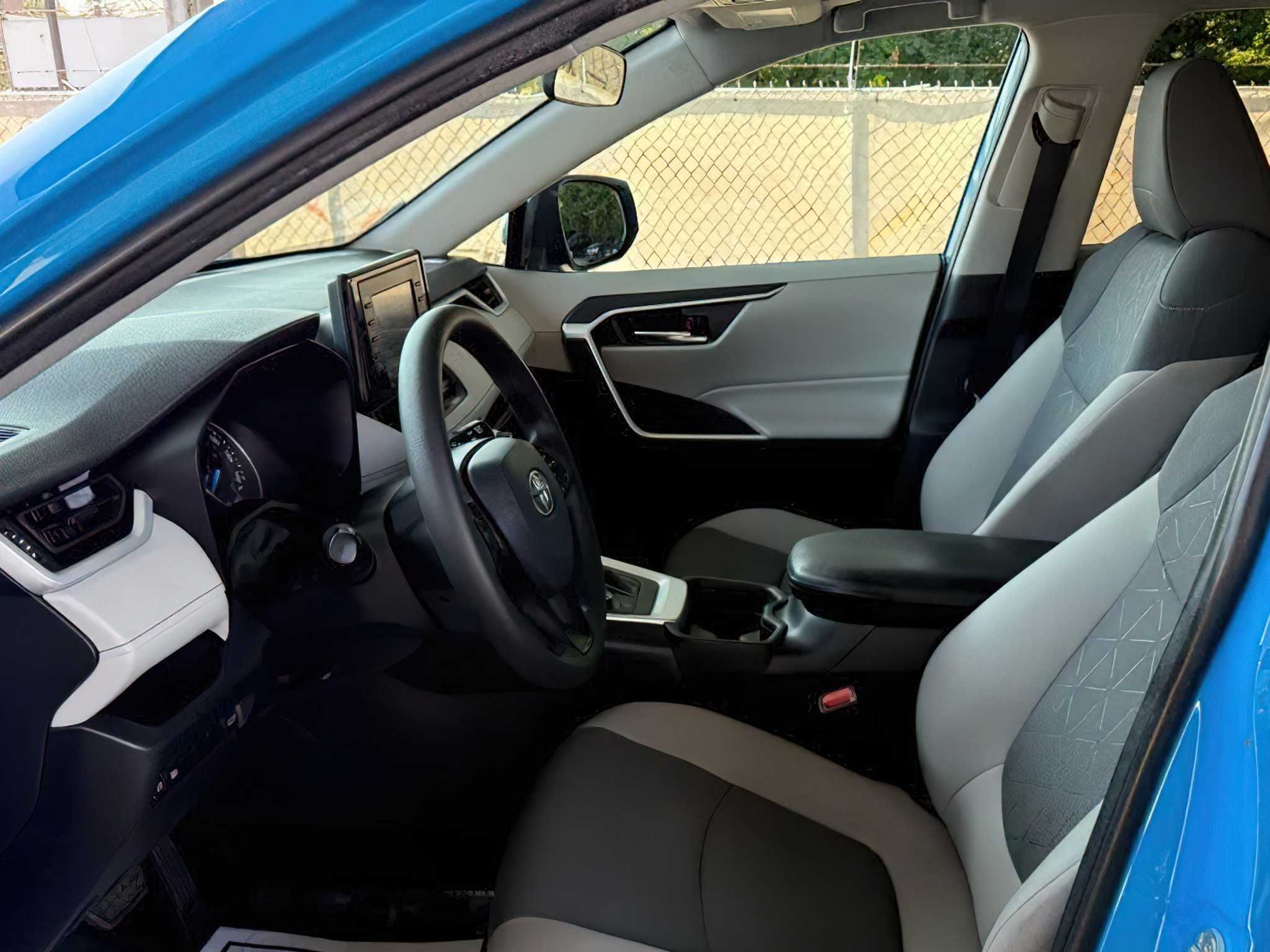 Toyota RAV4 XLE Hybrid      2020