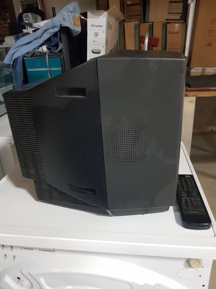Televisor sony a funcionar bem,  com comando