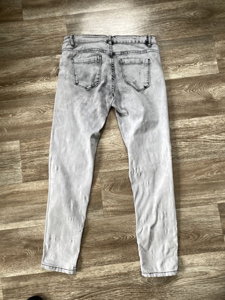 Obcisłe jeansy skinny dżinsy straight z dziurami three d denim