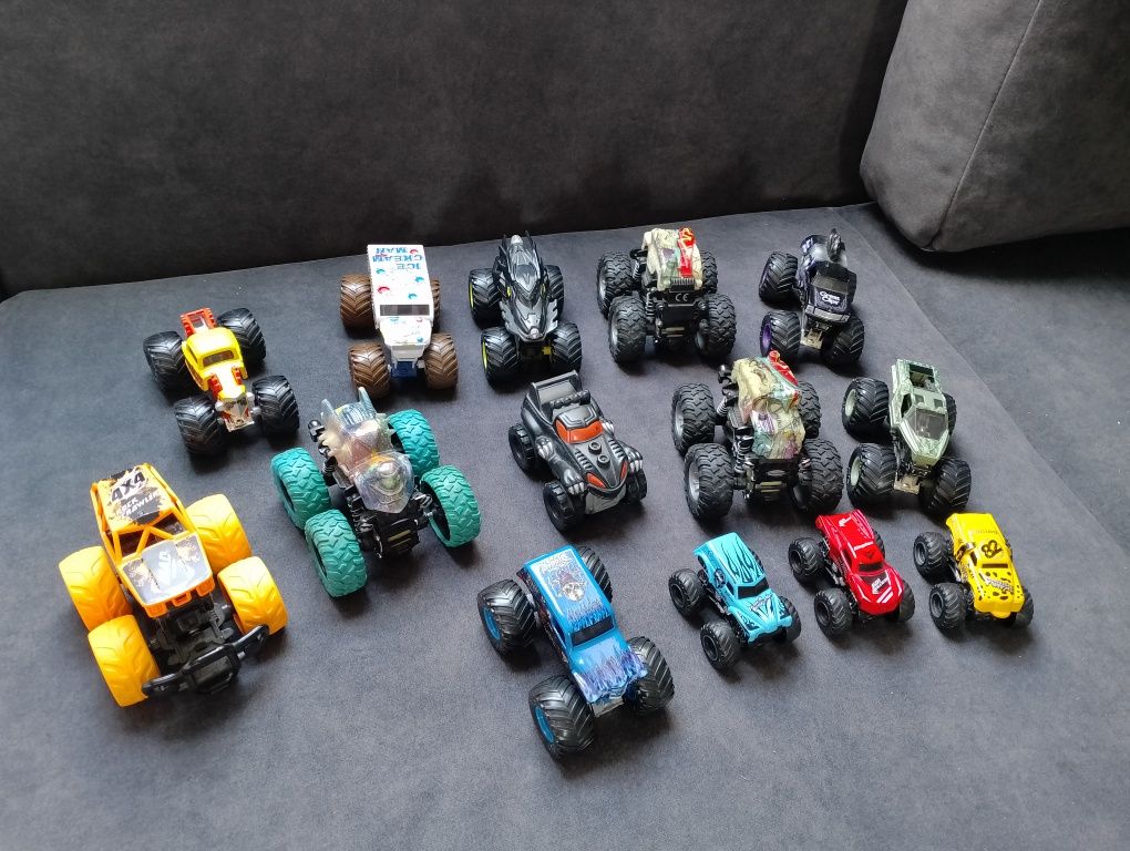 14 samochodów Monster truck