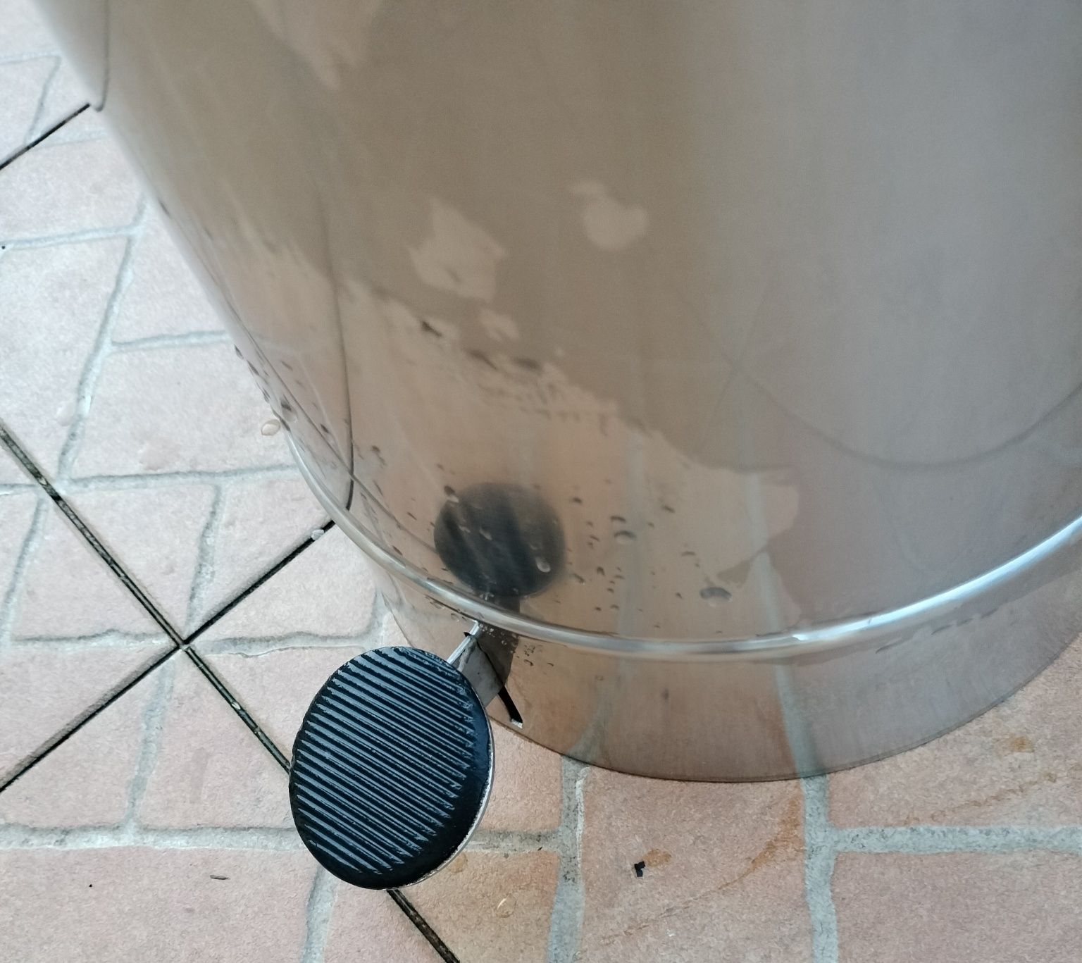 Caixote de lixo em aço inoxidável com tampa acionada por pedal