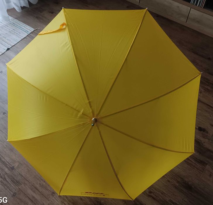 Duży żółty parasol