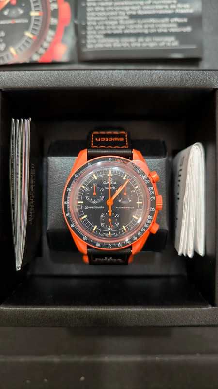 Omega x Swatch SO33O100 Lava – Inspiracja Magmą