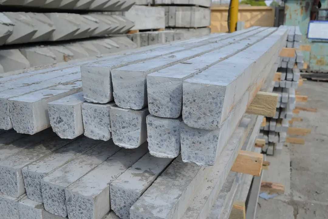 Залізобетоні стовби ,каналізаційні кільця , бетон .