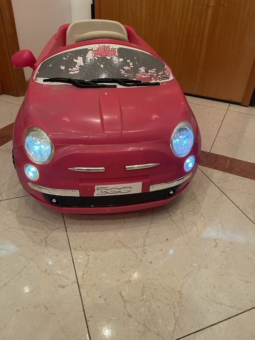 Carro de crianca andar na rua Fiat 500