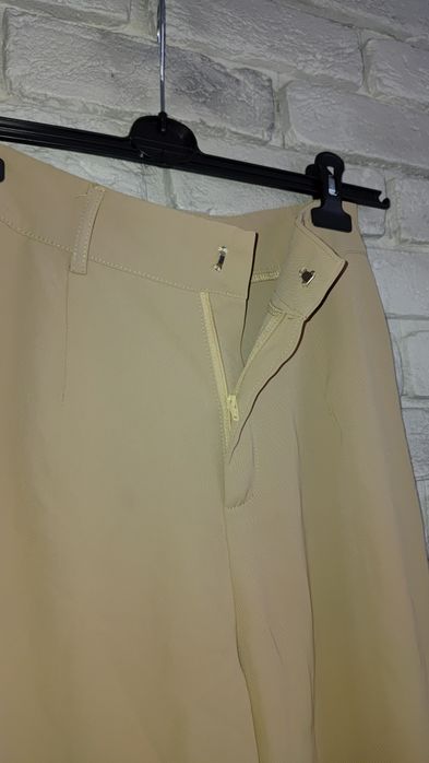 Beżowe spodnie, rozszerzane, garniturowe rozmiar s