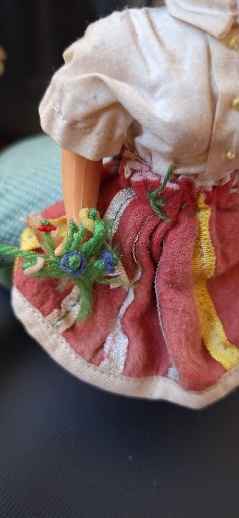 Boneca antiga anos 40  traje típico da ilha da Madeira carapuça flores