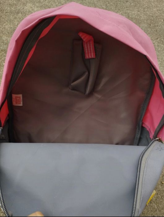 Mochila de criança com etiqueta