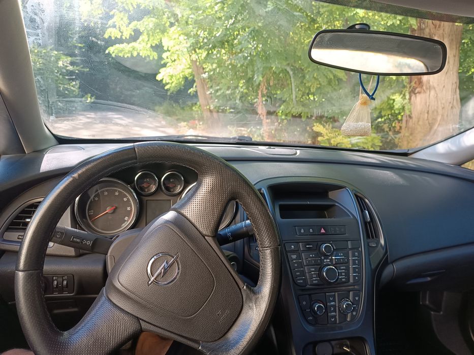 Opel astra j 2011р